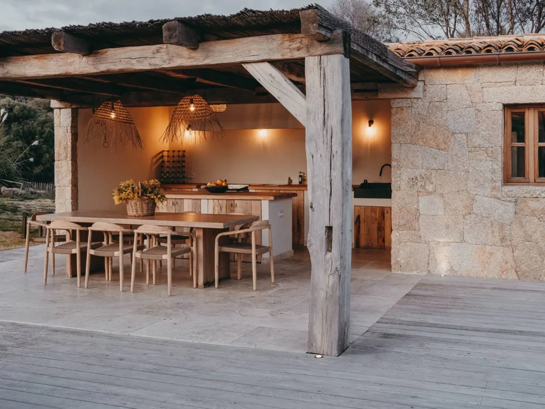 Outdoor dining space in neutral tones at sundet
