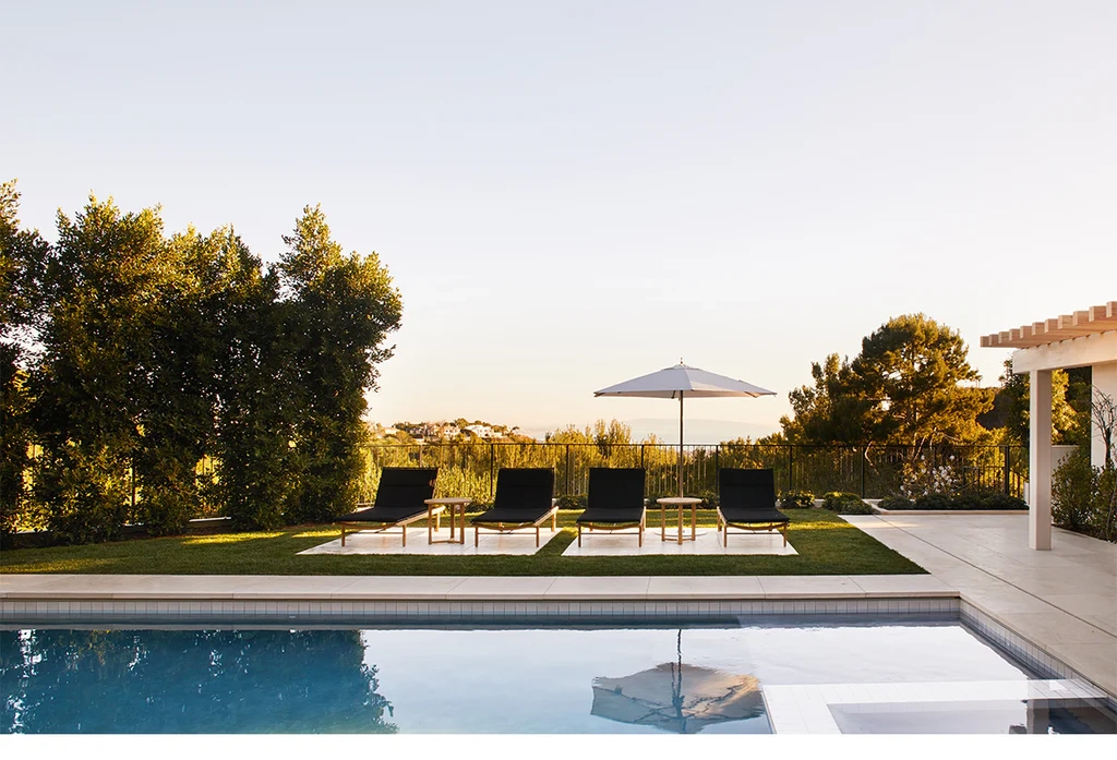 Studio Lifestyle: luxury poolside