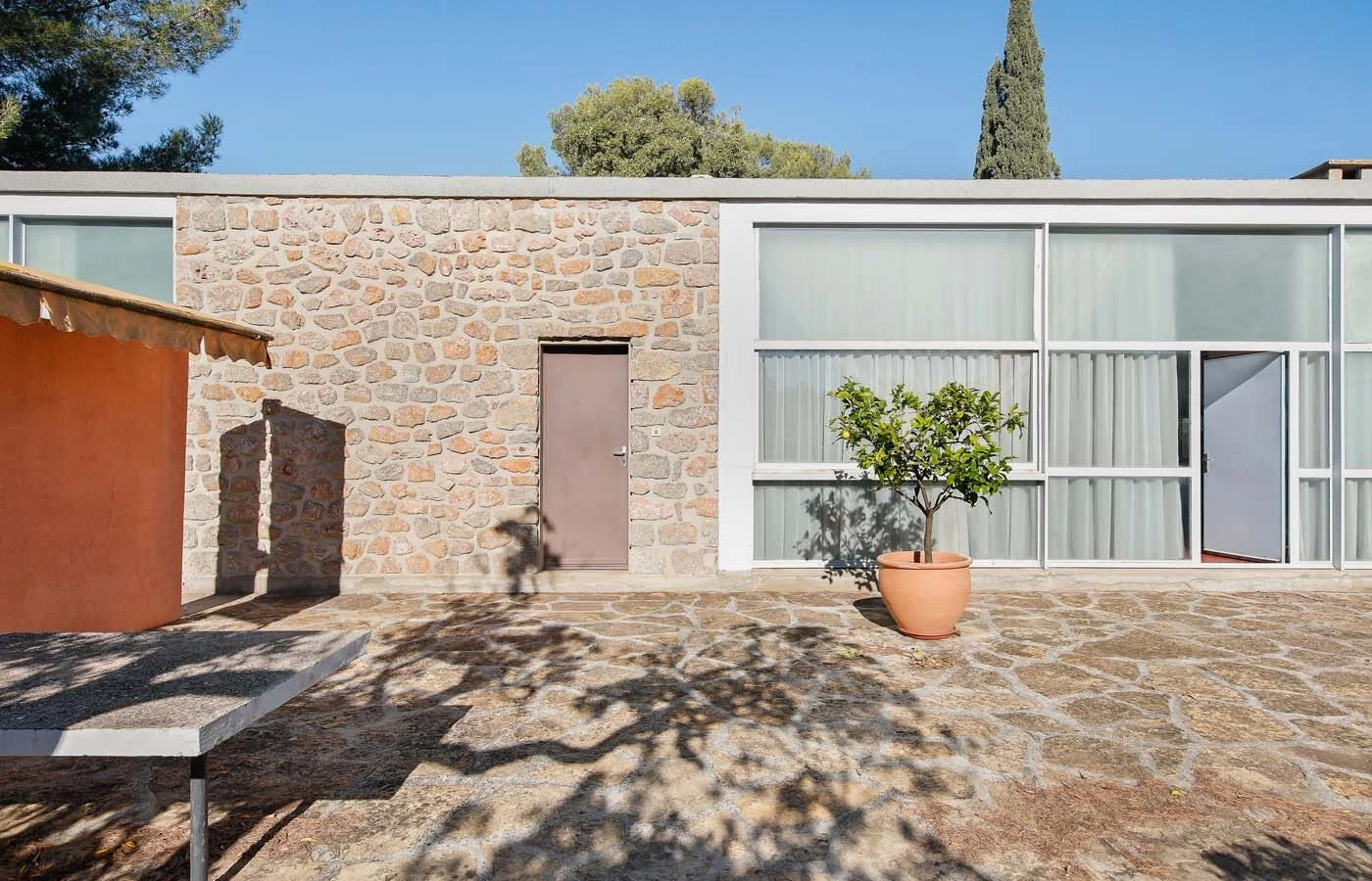 Villa de Mandrot outside