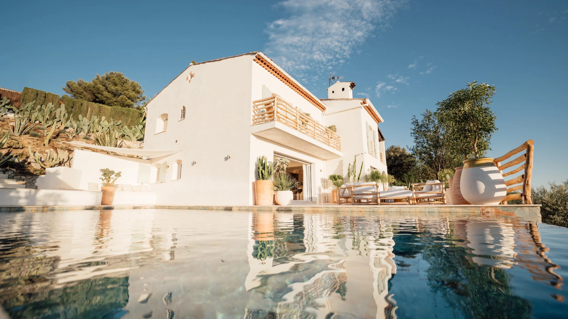 Luxury Côte d’Azur villa with infinity pool and refined poolside lounger layout on Mediterranean villa terraces overlooking the sea.