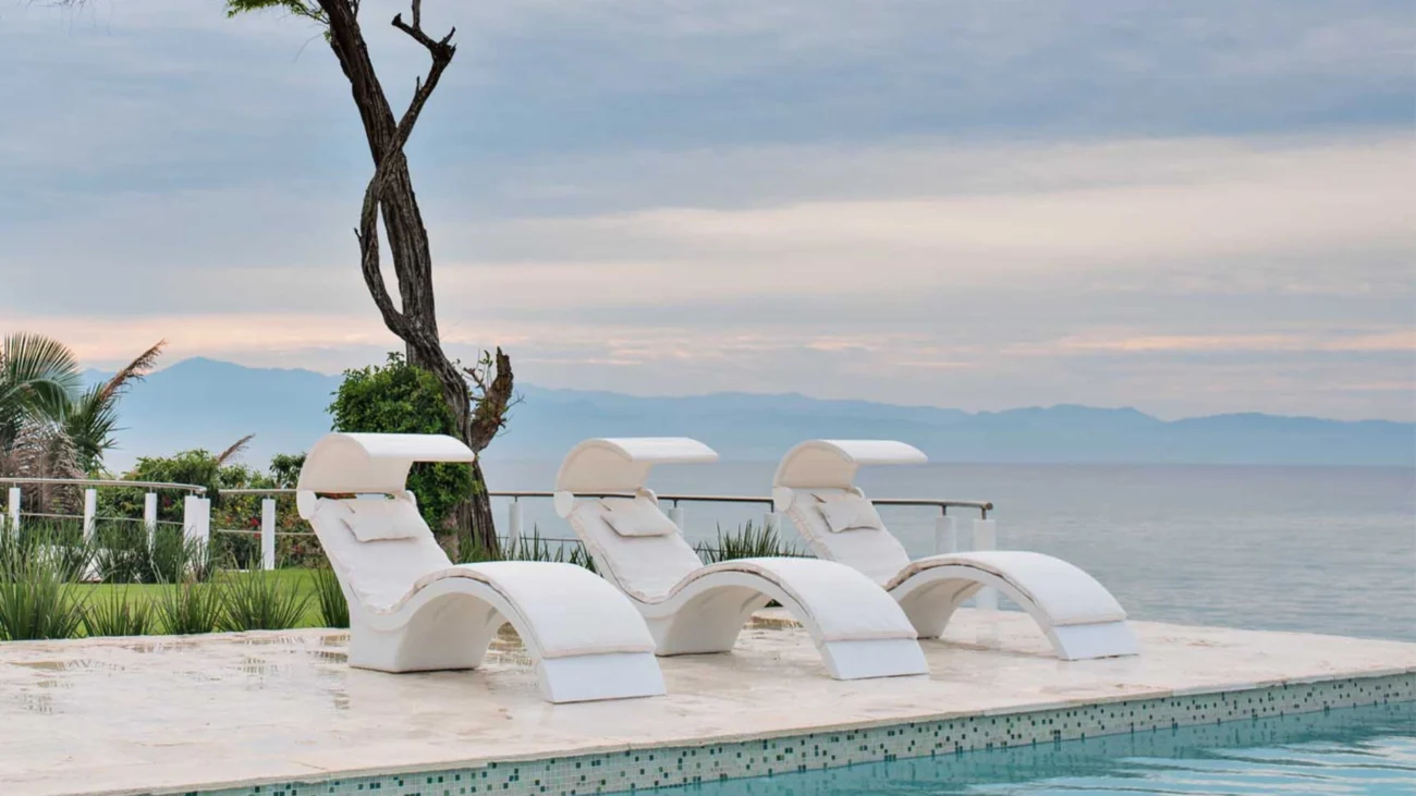 Luxury Côte d’Azur villa with infinity pool and refined poolside lounger layout on Mediterranean villa terraces overlooking the sea.