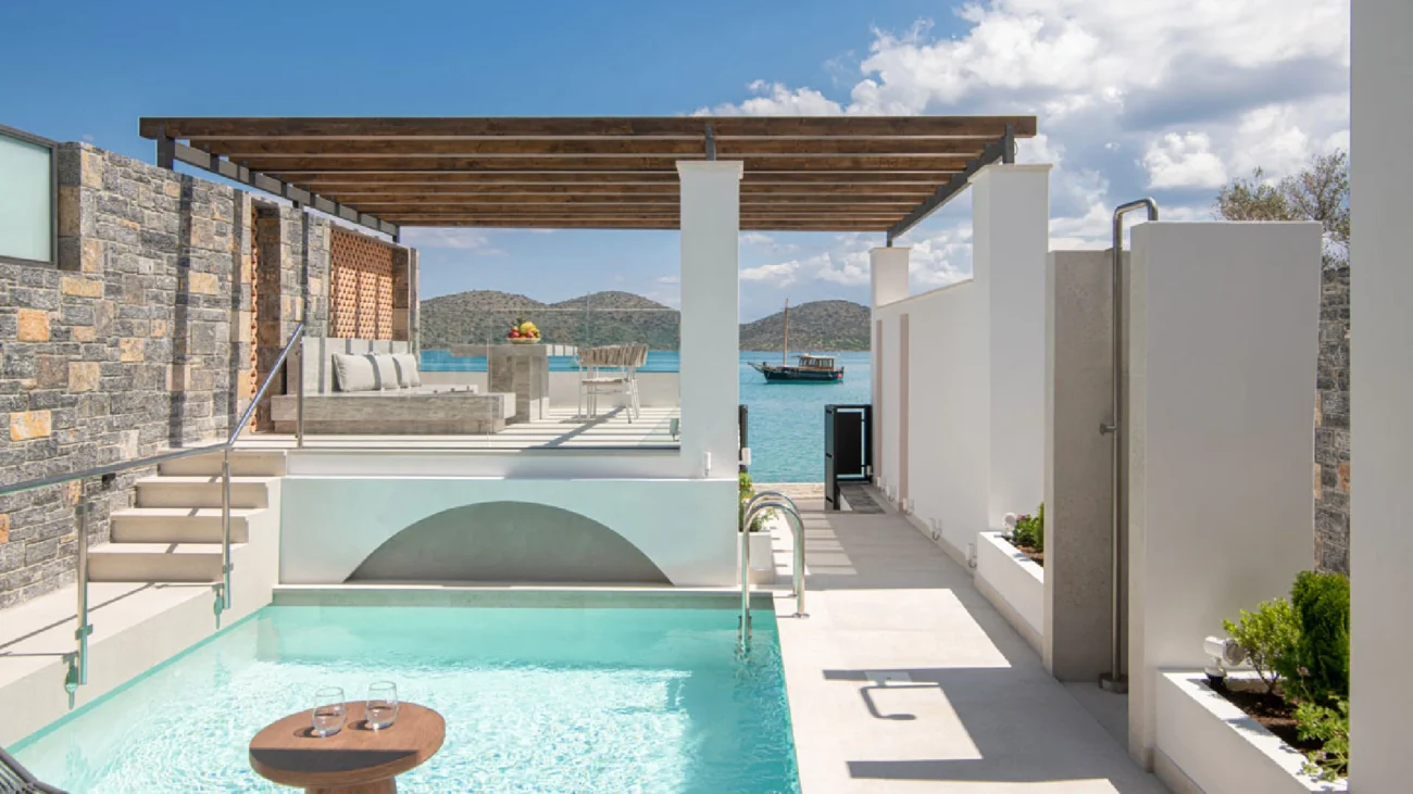 Luxury Côte d’Azur villa with infinity pool and refined poolside lounger layout on Mediterranean villa terraces overlooking the sea.