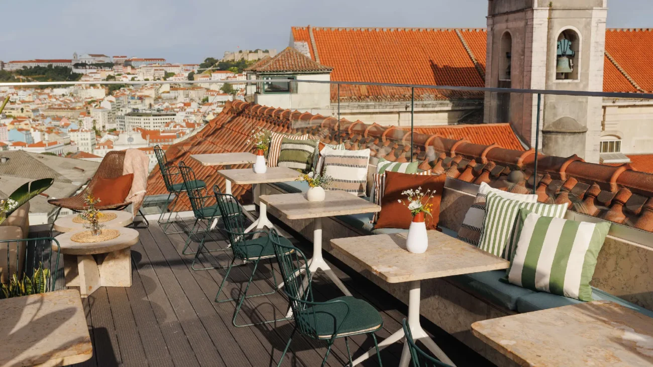 Luxury rooftop terraces in Lisbon homes featuring wind resistant outdoor furniture, elegant rooftop furniture layout, pergolas, and Mediterranean plants overlooking the River.