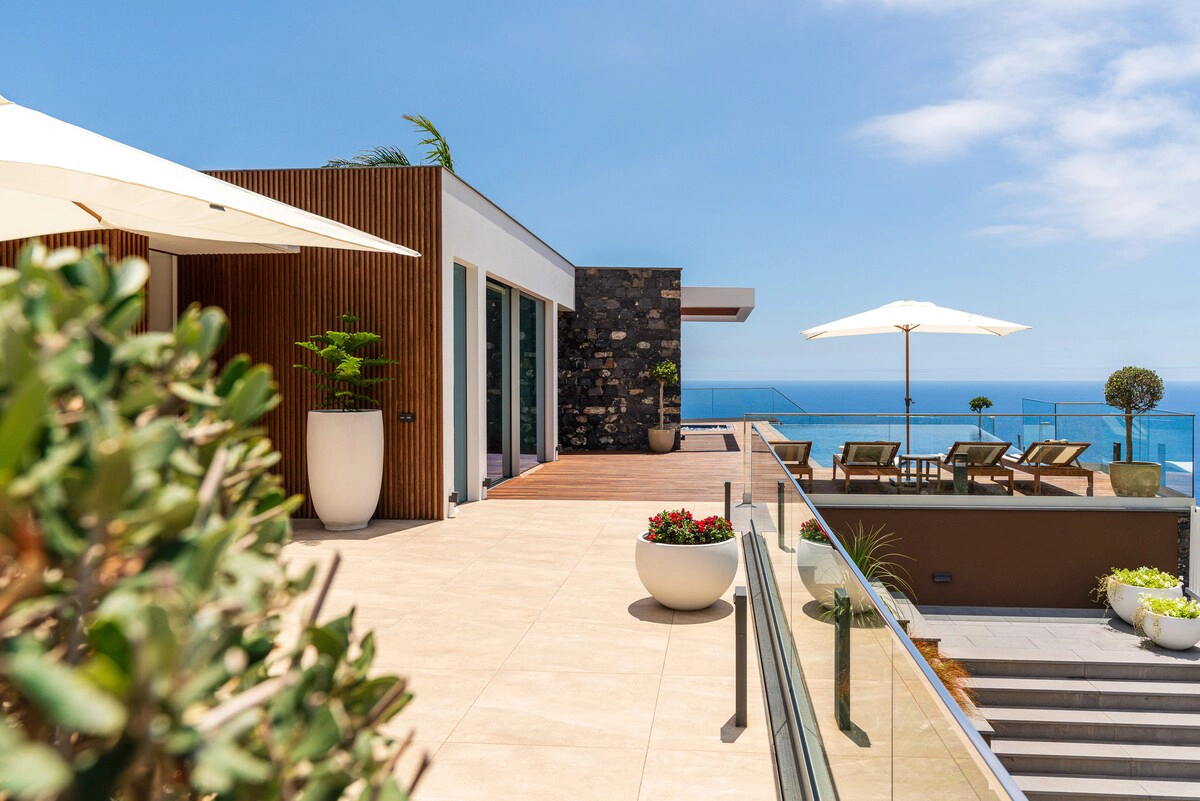 Villa Escape in Algarve, Portugal, highlighting the design of coastal villas.